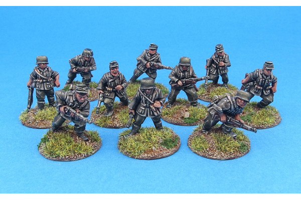 44WGER01 - German Rifles Advancing